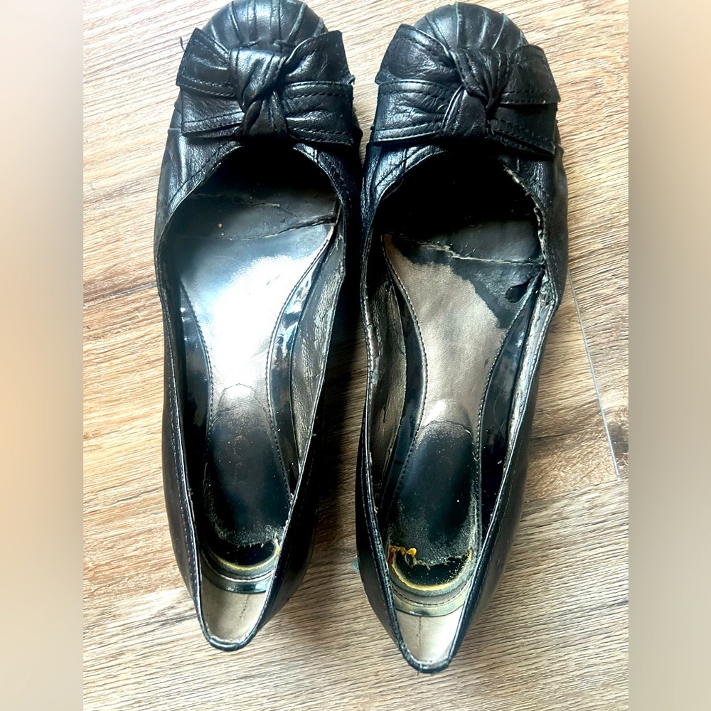 Well worn flight attendant black dress shoes.  1.5 inch heels.  Size 39 Aldo